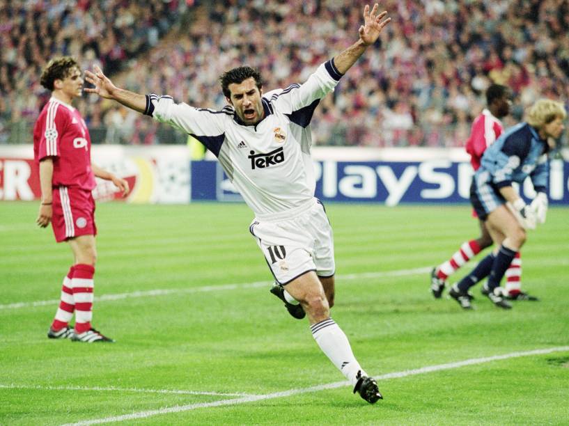 Jogando pelo Real Madrid, o português Luís Figo comemora gol na semifinal da Liga dos Campeões contra o Bayern de Munique em 2001
