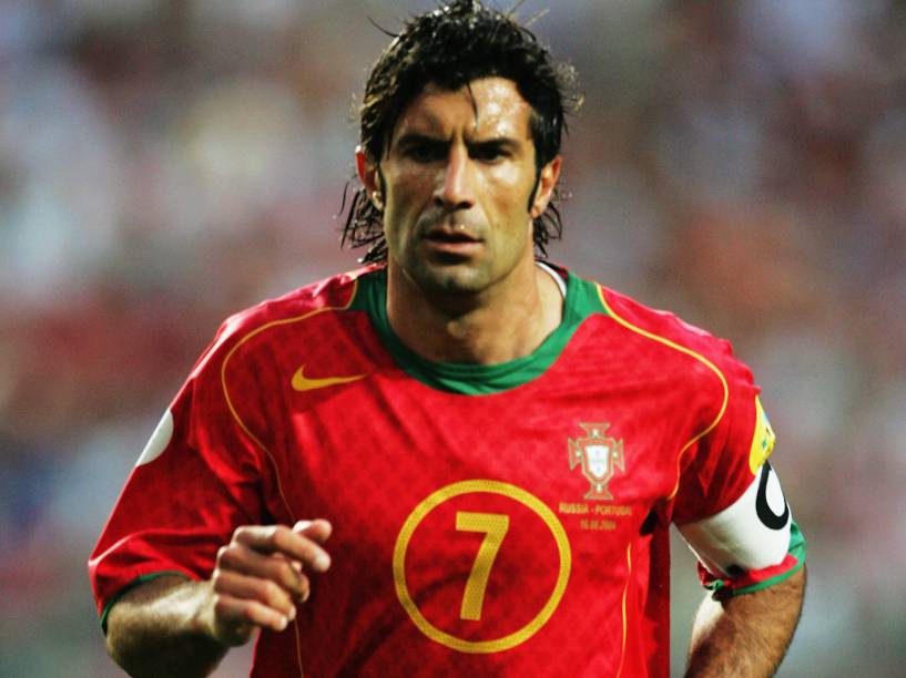 Luís Figo atuando pela seleção portuguesa na Eurocopa de 2004 em partida contra a Rússia