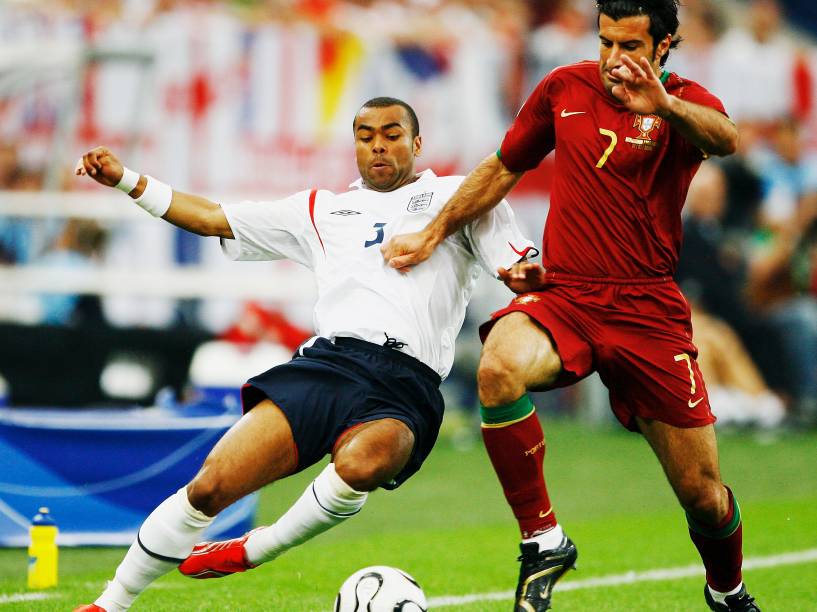 Luís Figo diputa jogada com Ashley Cole na partida entre Portugal e Inglaterra na Copa do Mundo de 2006 na Alemanha