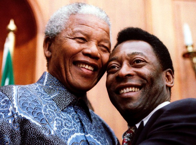 As maiores personalidades negras da história: o ex-presidente sul-africano Nelson Mandela e o então ministro do Esporte Pelé, em Pretória, África do Sul, em 1995