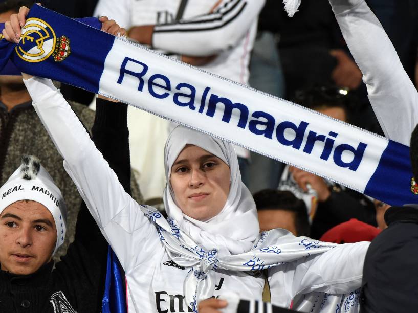 Torcedores do Real Madrid acompanham a semi-final do Mundial de Clubes, contra o Cruz Azul, no estádio de Marrakech, no Marrocos