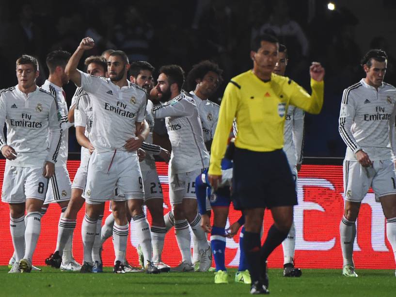Jogadores do Real Madrid comemoram o segundo gol, marcado pelo francês Benzema