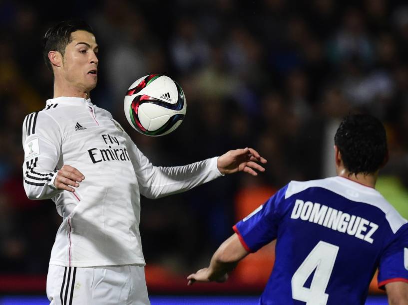 Cristiano Ronaldo domina a bola em disputa com o zagueiro Dominguez: dia de show do Real Madrid
