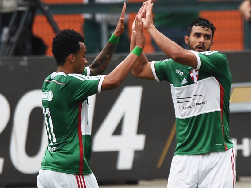 Wesley e Henrique comemoram gol do Palmeiras contra o Cortinhians, no Estádio do Pacaembu em São Paulo
