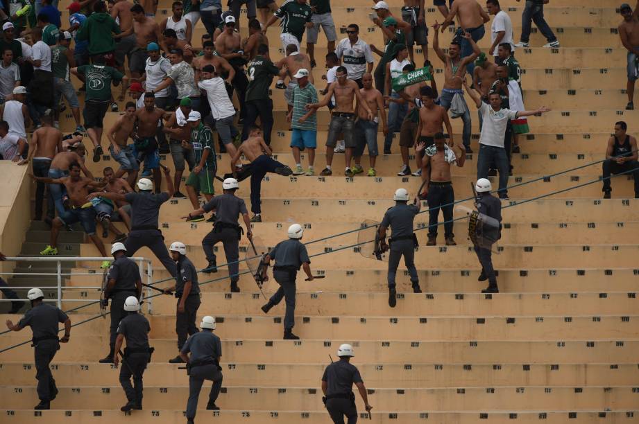 Policiais e torcedores entram em confronto durante partida entre Palmeiras e Corinthians, no estádio do Pacaembu, em São Paulo