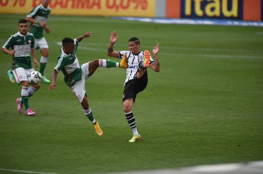 Lance da partida entre Palmeiras e Corinthians, no estádio do Pacaembu, em São Paulo