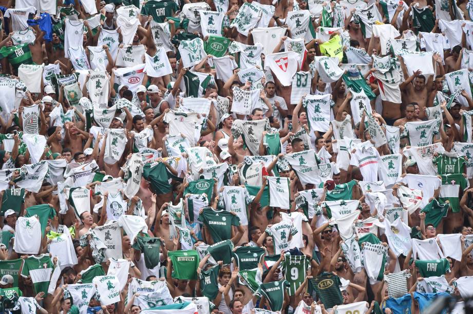 Torcida do Palmeiras acompanha partida contra o Corinthians neste sábado (25), no estádio do Pacaembu, em São Paulo