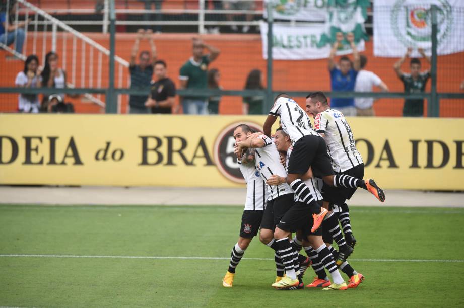 Jogadores do Corinthians comemoram gol contra o Palmeiras, durante partida deste sábado (25), no estádio do Pacaembu