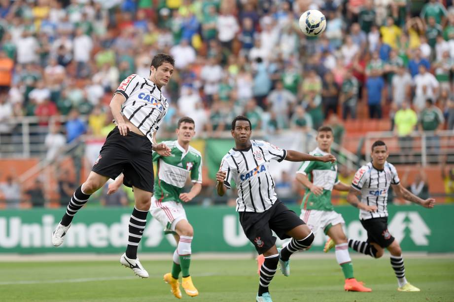 Lance da partida entre Palmeiras e Corinthians, no estádio do Pacaembu, em São Paulo