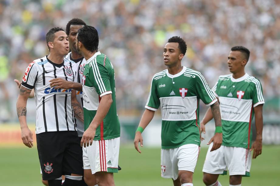 Jogadores discutem durante partida entre Palmeiras e Corinthians, no estádio do Pacaembu, em São Paulo