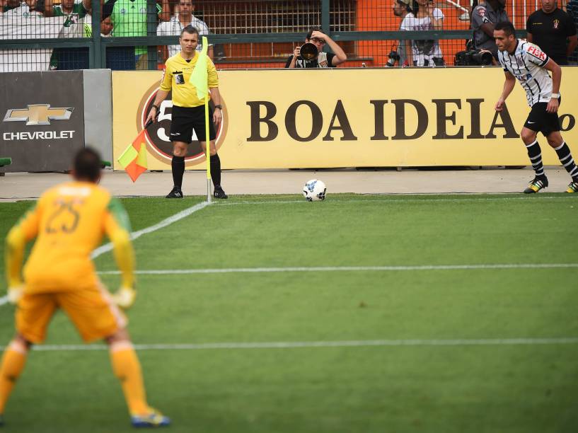 Lance de escanteio na partida entre Palmeiras e Corinthians, no estádio do Pacaembu, em São Paulo