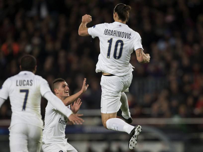 Jogadores do Paris St Germain comemoram gol contra o Barcelona, em partida válida pela Liga dos Campeões, no estádio Camp Nou, na Espanha