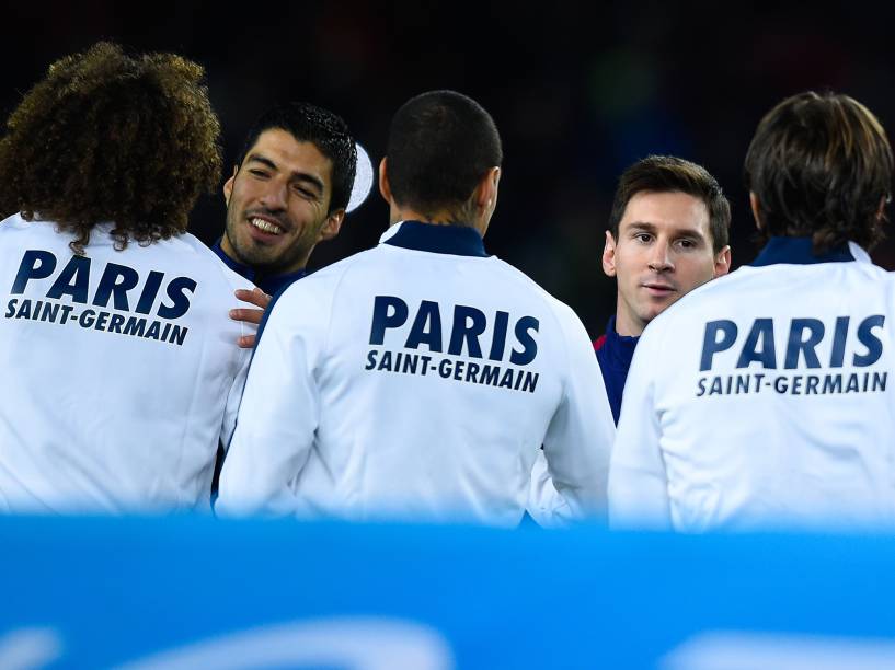 Luis Suarez e Lionel Messi, do Barcelona, cumprimentam jogadores do Paris Saint-Germain antes de partida válida pela Liga dos Campões, no estádio Camp Nou, na Espanha