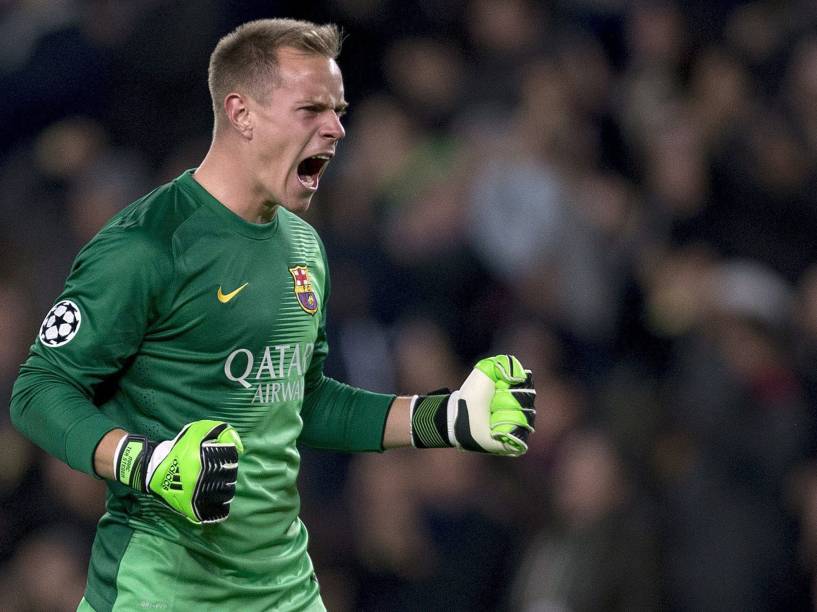 O goleiro do Barcelona, Stegen, comemora gol marcado contra o Paris Saint Germain