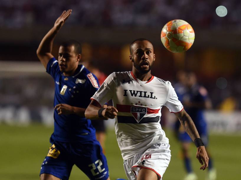 Wesley do São Paulo tenta jogada na partida contra o Cruzeiro no Morumbi