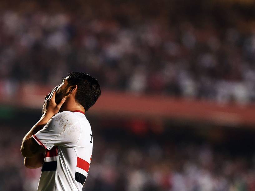 O atacante Alexandre Pato do São Paulo lamenta chance perdia na partida contra o Cruzeiro no Morumbi