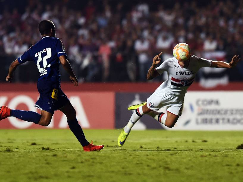 O atacante argentino Centurión cabeceia para marcar o gol da vitória do São Paulo sobre o Cruzeiro no Morumbi