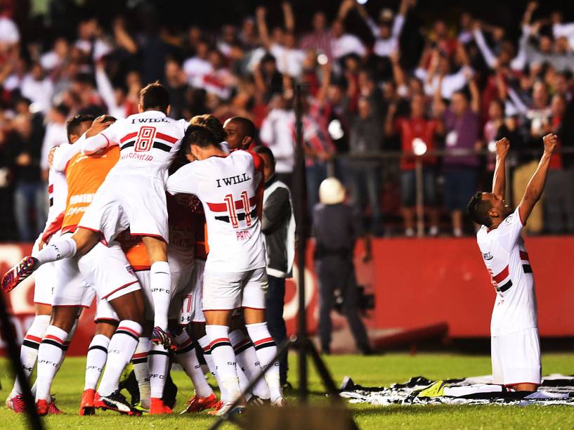 Jogadores do São Paulo comemoram o gol do São Paulo na vitória sobre o Cruzeiro