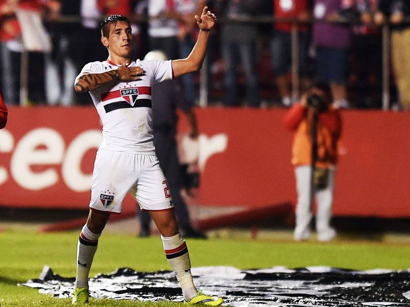 O atacante argentino Centurión comemora o gol da vitória do São Paulo sobre o Cruzeiro