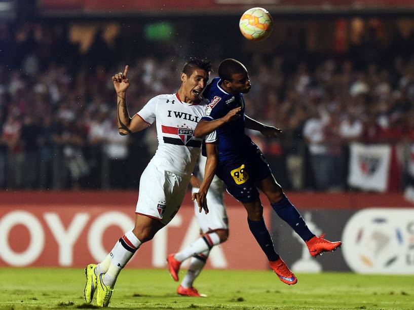 O lateral Mayke do Cruzeiro divide pelo alto com o atacante Centurión do São Paulo
