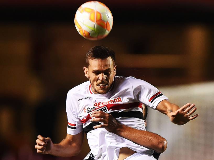 O zagueiro Rafael Tolói na partida contra o Danúbio, do Uruguai pela Libertadores - 25/02/2015