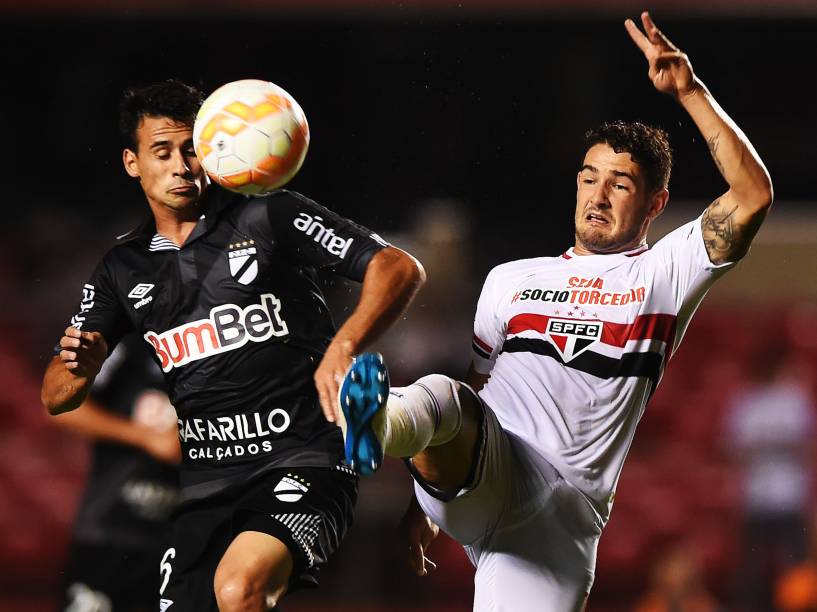 Alexandre Pato do São Paulo, disputa jogada com Luis Sosa do Danúbio - 25/02/2015