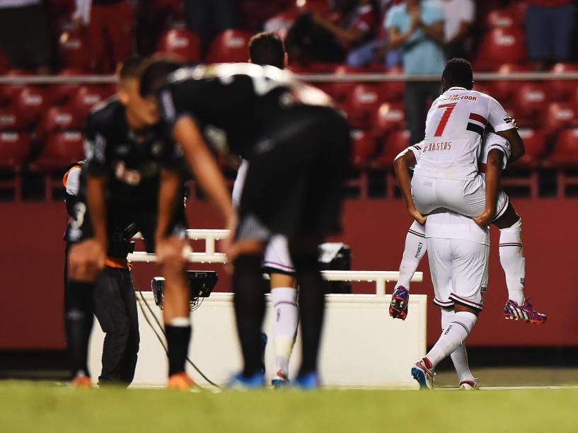 Jogadores do São Paulo comemoram o terceiro na vitória por 4 a 0 sobre o Danúbio, do Uruguai pela Libertadores - 25/02/2015