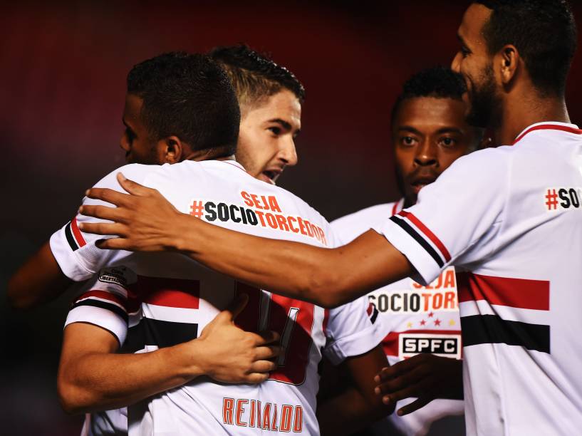 Jogadores do São Paulo comemoram o gol de Alexandre Pato na partida contra o Danúbio, do Uruguai pela Libertadores - 25/02/2015