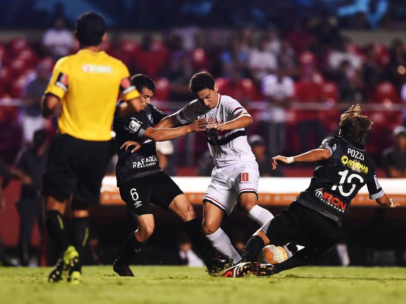 Paulo Henrique Ganso disputa jogada com jogadores do Danúbio no meio campo - 25/02/2015