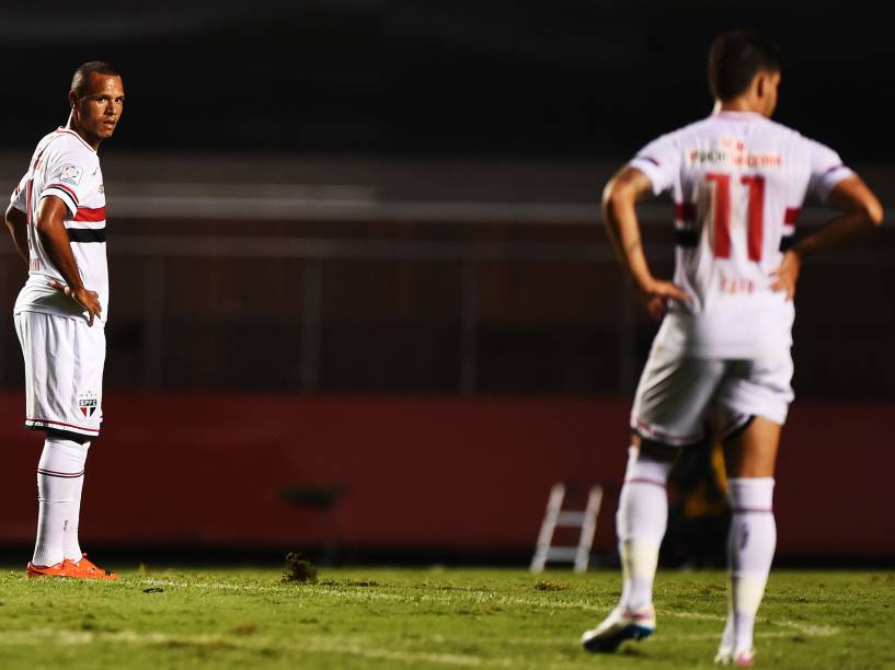 Luís Fabiano e Alexandre Pato durante partida contra o Danúbio, do Uruguai pela Libertadores - 25/02/2015