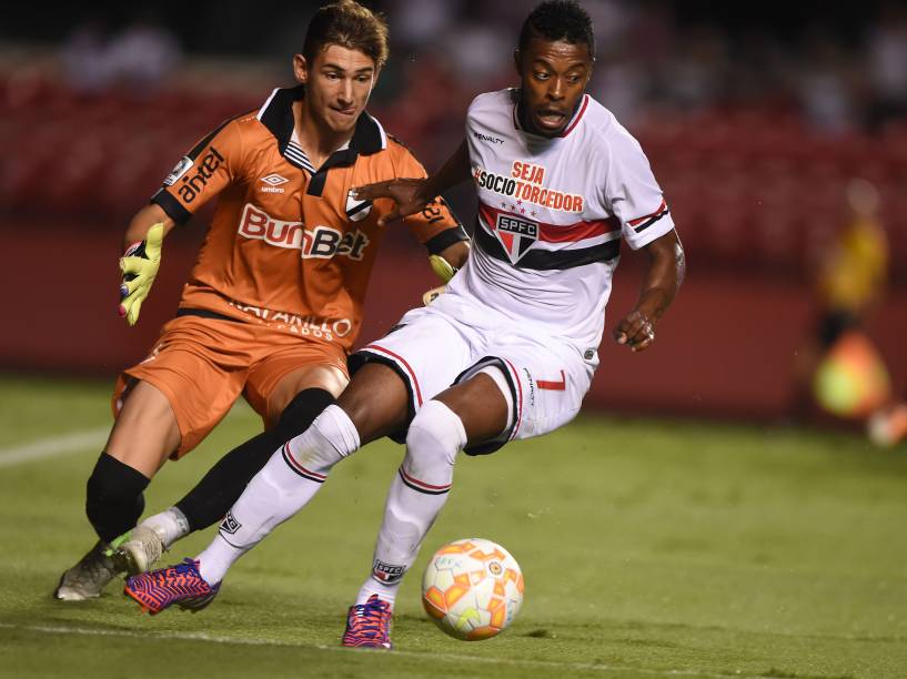 Michel Bastos do São Paulo, tenta driblar o goleiro Franco Torgnacioli do Danúbio em partida válida pela Libertadores no Morumbi - 25/02/2015