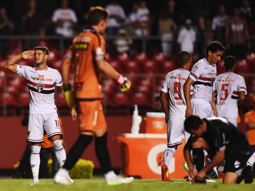 Alexandre Pato comemora gol do São Paulo na partida contra o Danúbio, do Uruguai pela Libertadores - 25/02/2015