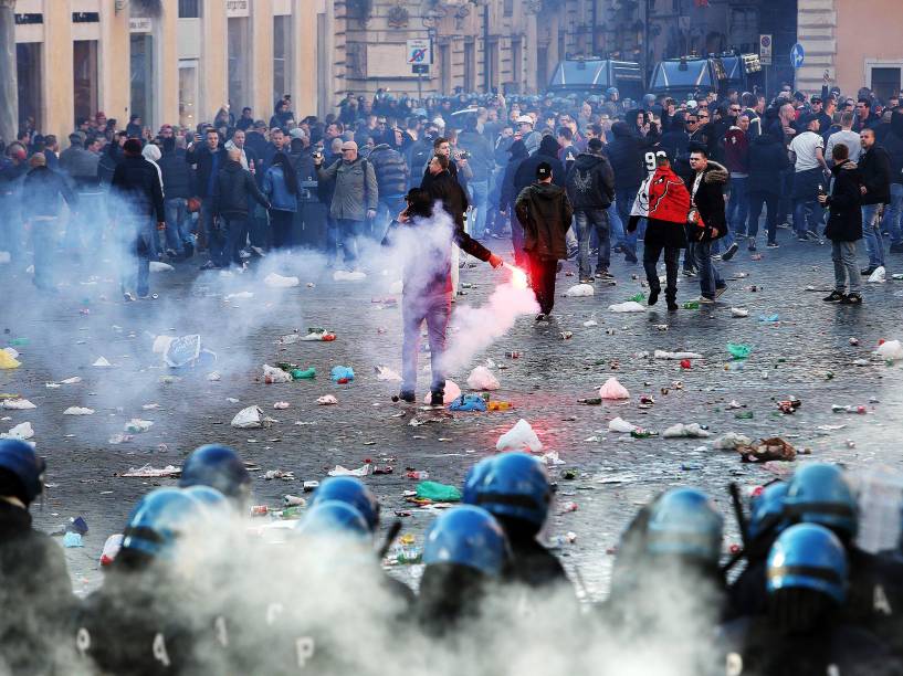 Torcedores do Feyenoord entram em confronto com a polícia na Praça de Espanha, na capital italiana, antes da primeira partida da fase eliminatória da Liga Europa contra a Roma - 19/02/2015