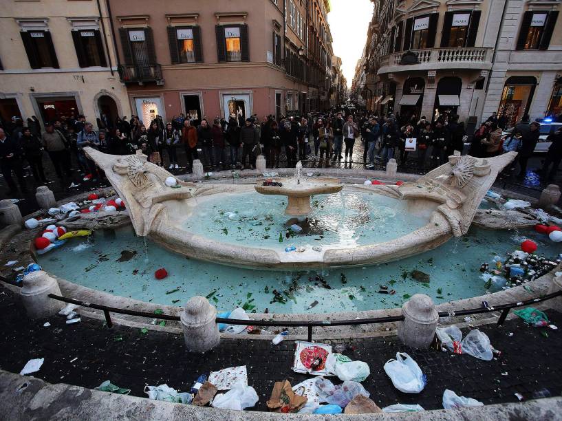 Lixo e garrafas quebradas ao redor da fonte Barcaccia, que foi danificada por torcedores do Feyenoord após confronto com a polícia em Roma - 19/02/2015