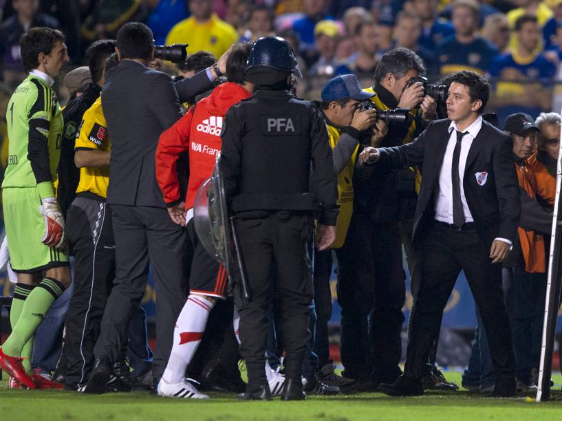 Confusão interrompe a partida entre Boca Juniors e River Plate no estádio La Bombonera, em Buenos Aires