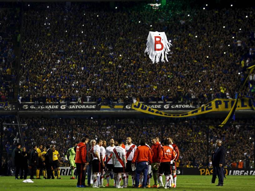 Drone sobrevoa o campo com a letra "B", representando a série B