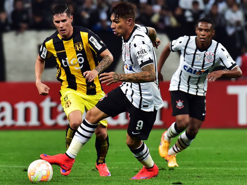 O atacante do Corinthians Paolo Guerrero na partida contra o Guaraní (PAR)