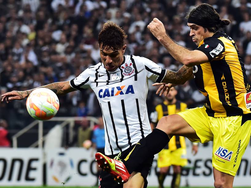 O atacante Paolo Gurrero do Corinthians divide a jogada com Ruben Maldonado do Guaraní (PAR)