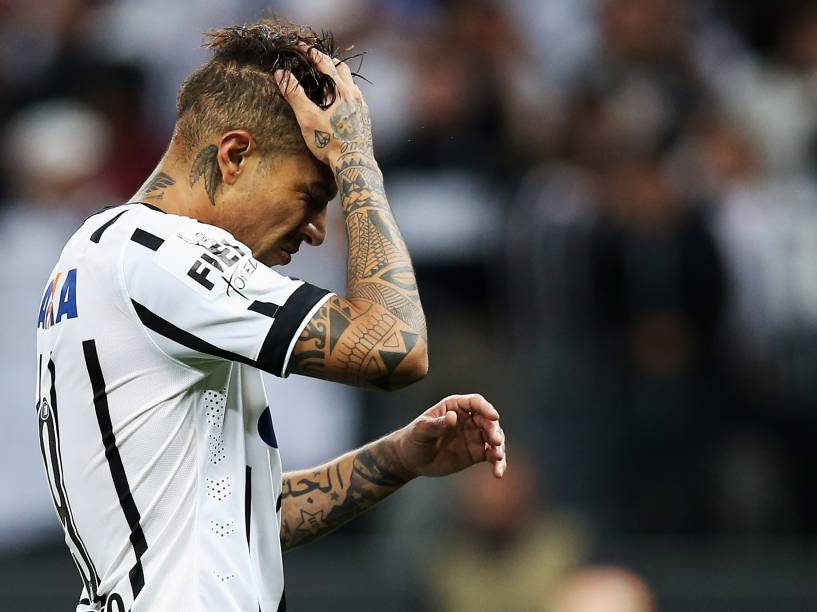 Paolo Guerrero do Corinthians lamenta chance perdida na partida contra o Guaraní (PAR)