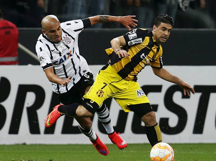 Fábio Santos do Corinthians divide jogada com Julián Benítez do Guaraní (PAR)