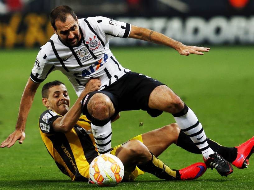 Danilo do Corinthians divide jogada com Luis De la Cruz do Guaraní (PAR)