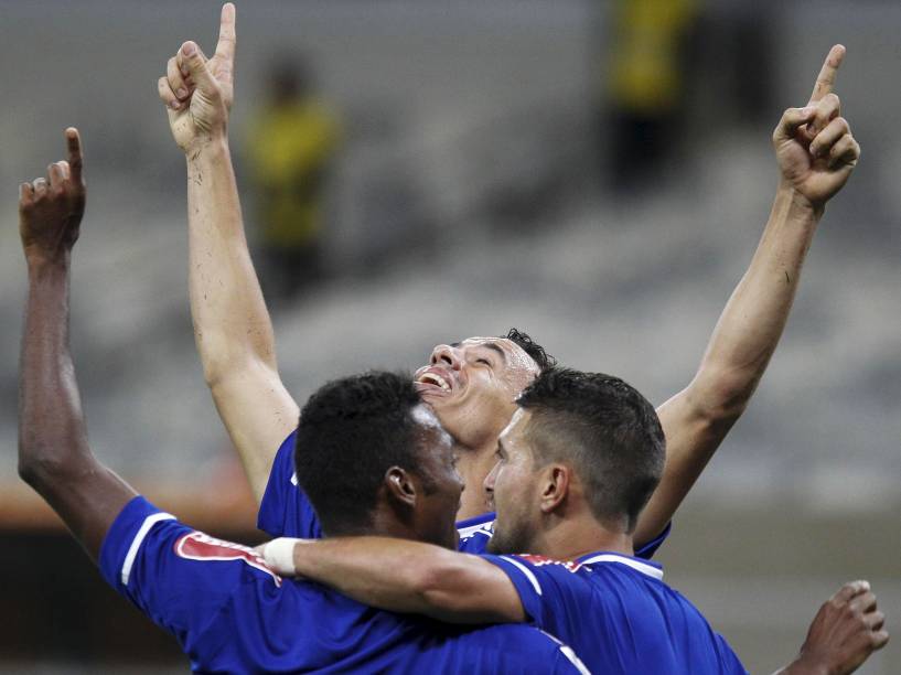 Jogadores do Cruzeiro comemoram gol de Leandro Damião na partida contra o São Paulo no Mineirão
