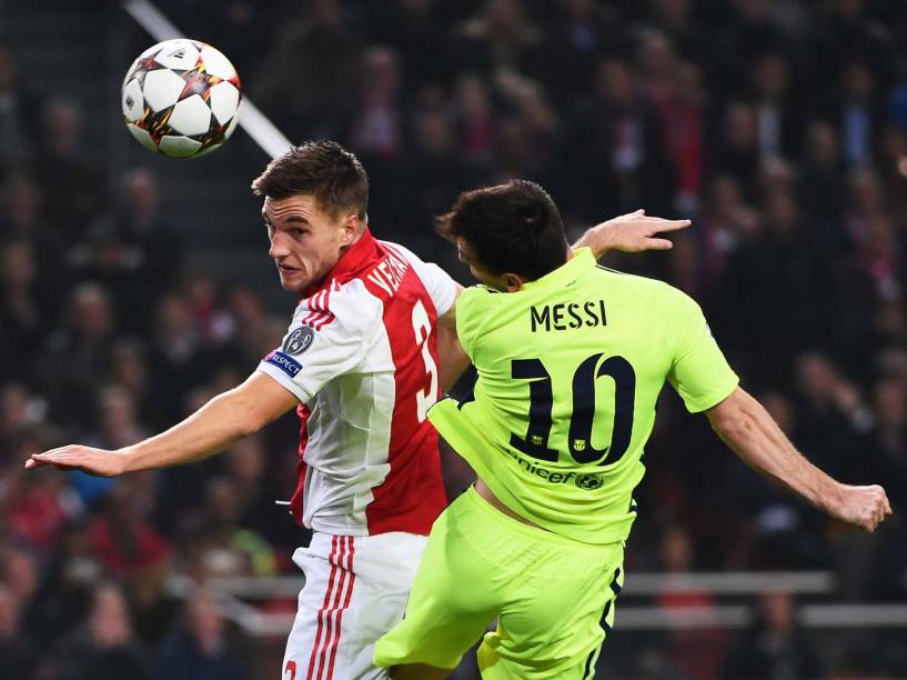 Disputa de bola aérea durante o jogo do Ajax contra o Barcelona pela Liga dos Campeões