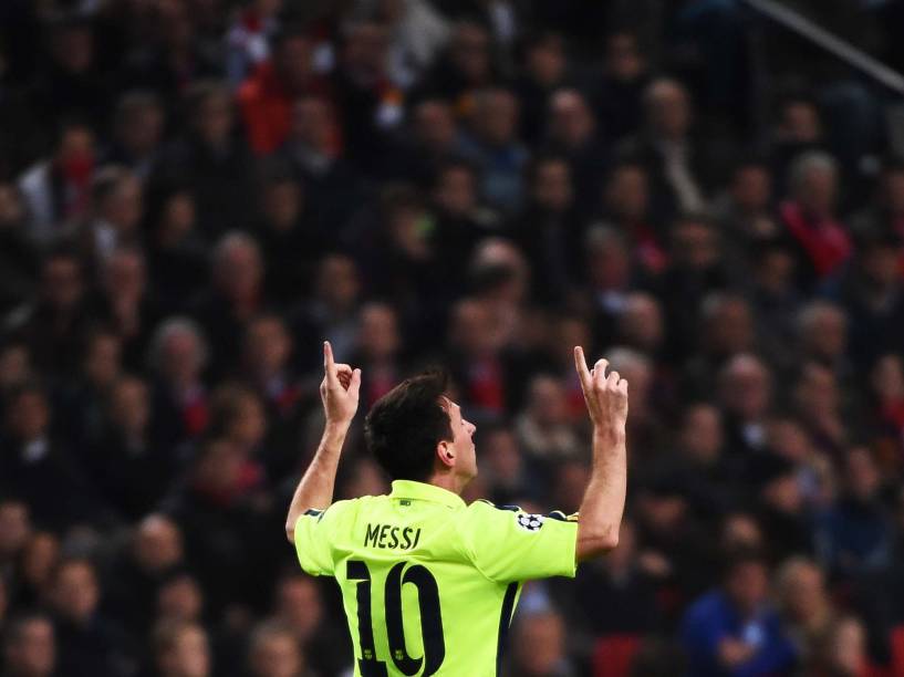 Lionel Messi comemora gol pelo Barcelona contra o time do Ajax durante disputa da Liga dos Campeões