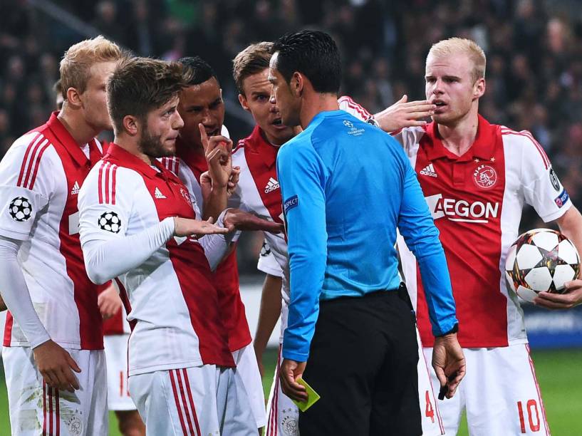 Jogadores do Ajax batem boca com o juíz em jogo contra o Barcelona pela Liga dos Campeões