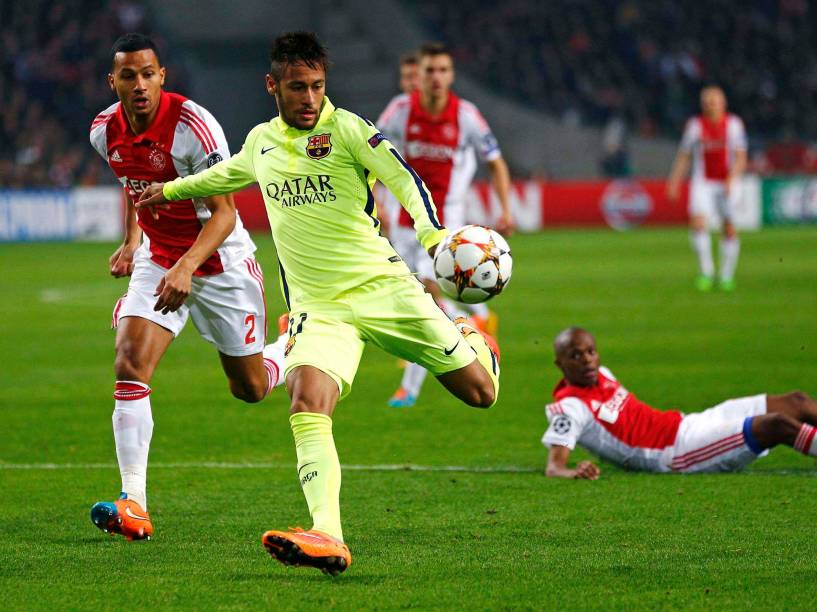 Neymar, do Barcelona, tenta chutar a bola contra o gol do Ajax, sem sucesso, pela Liga dos Campeões