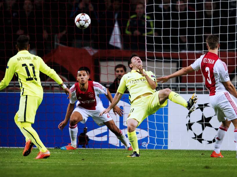 Lionel Messi, do Barcelona, marca seu segundo gol e o segundo da partida contra o Ajax, pela Liga dos Campeões
