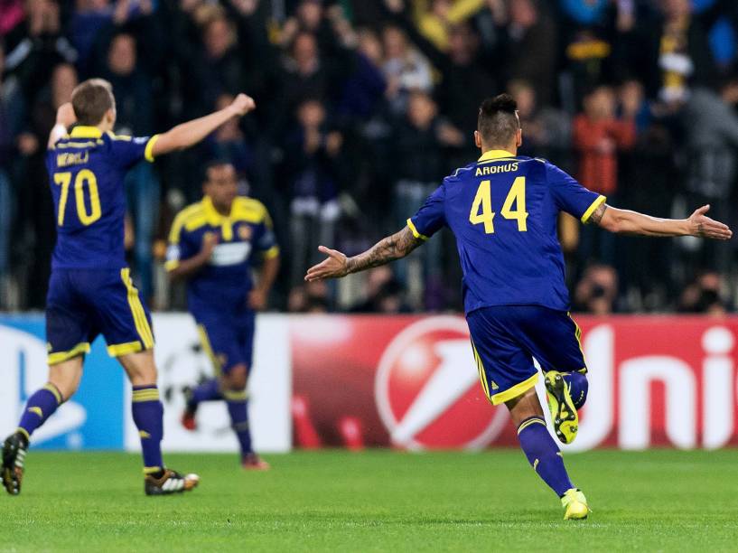 Arghus, jogador do NK Maribor, comemora gol contra o time do Chelsea pela Liga dos Campeões