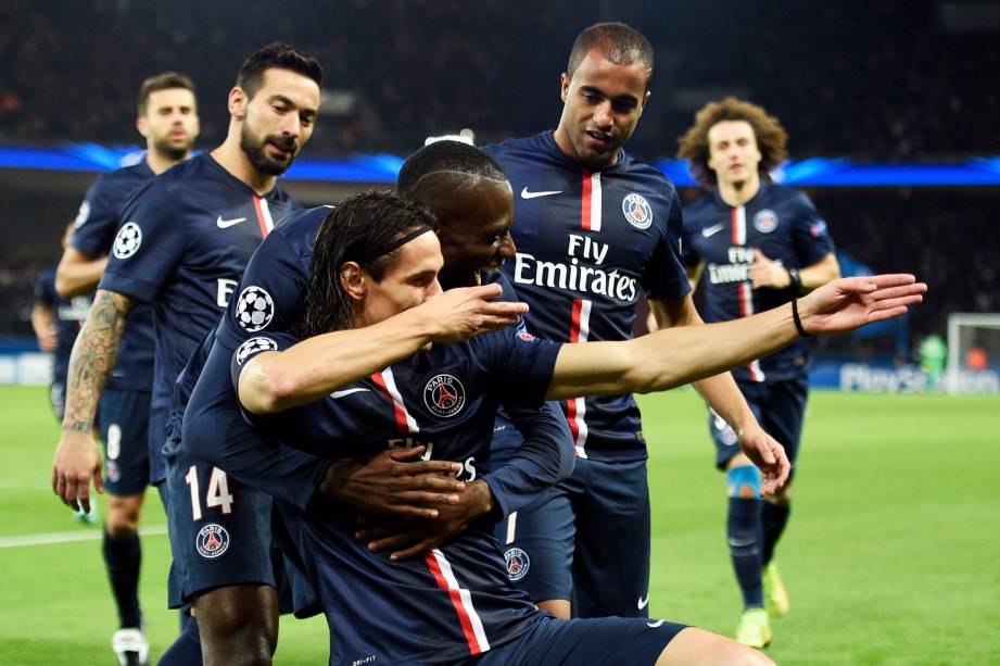 Jogadores do Paris Saint-Germain comemoram com Edinson Cavani o gol marcado contra o time do Apoel pela Liga dos Campeões