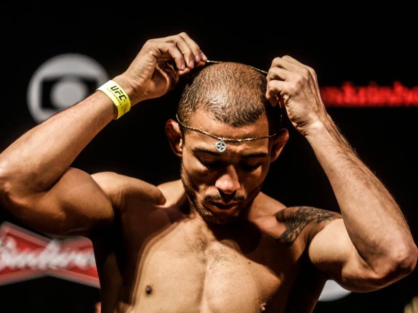 O lutador José Aldo se prepara para a pesagem do UFC 179, no Rio